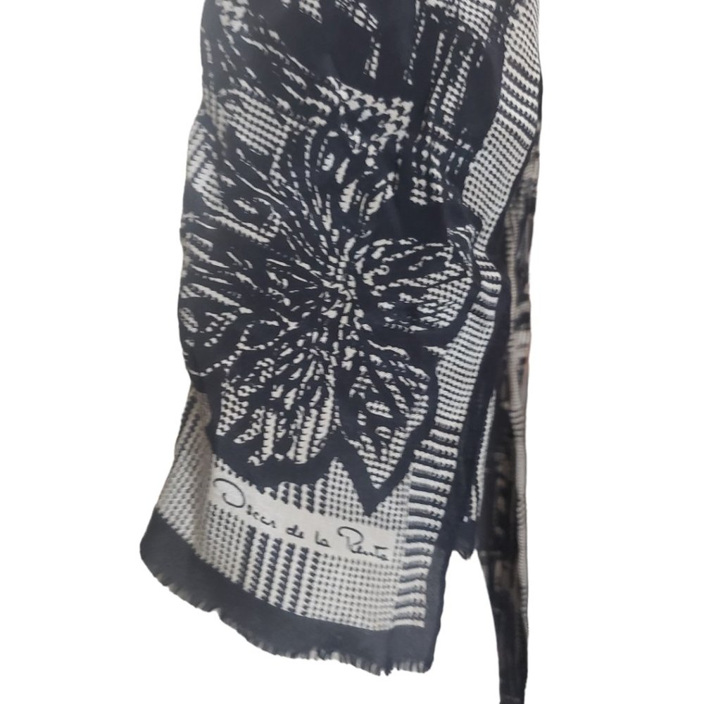 CT830 Oscar de La Renta Black & White Vintage Silk Scarf - Picture 3 of 3